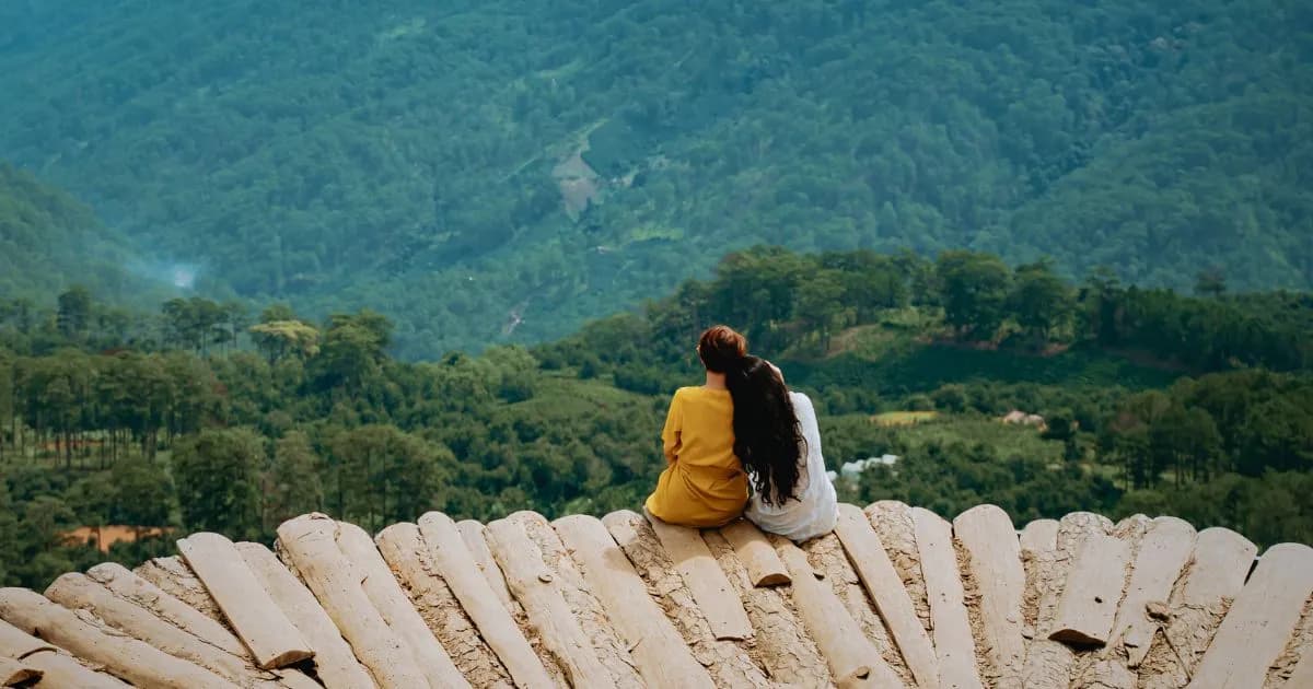 Slow tourism para na tle gór