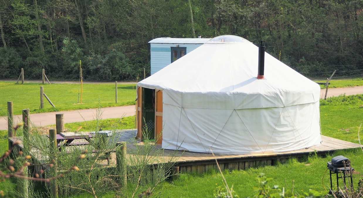 Co to jest Glamping? Kompletny Poradnik: Ceny, standard i czy warto zrezygnować z hotelu